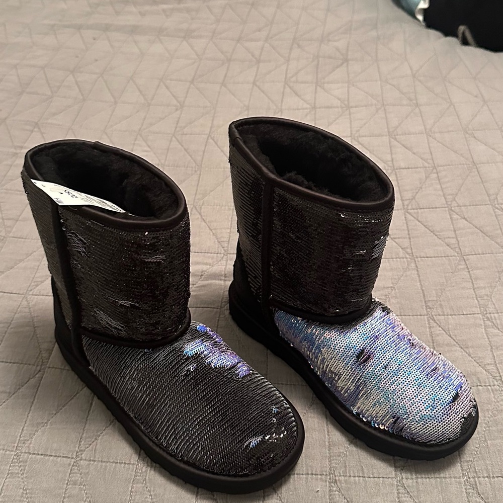 ❤️S❤️O❤️L❤️D  UGGs boots black plush changes colors. check out my other listings